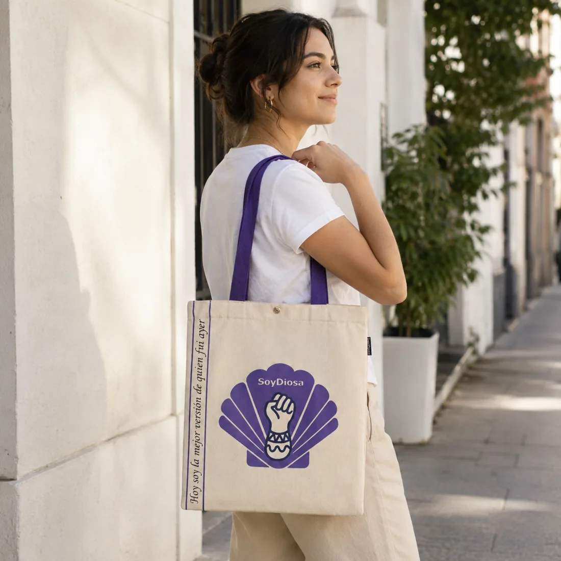 Mujer llevando una bolsa SoyDiosa